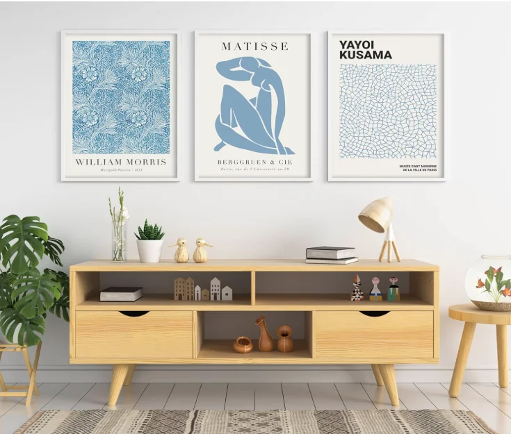 Affiche de décoration murale vintage présentant un motif botanique complexe et répété de fleurs de souci (Marigold) en bleu glacier détaillé sur fond blanc. Le texte 'WILLIAM MORRIS' et 'Marigold Pattern | 1875' est inscrit en bas.