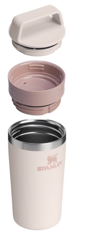 Vue éclatée d'un mug Stanley rose poudré montrant le corps en acier inoxydable, le filtre intérieur et le couvercle avec poignée.
