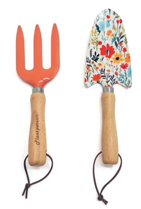Duo d'outils de jardinage mini râteau et pelle avec manches en bois et motifs fleuris printaniers.