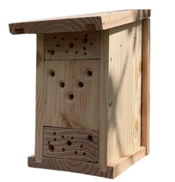Petit hôtel à insectes en bois brut prêt à être assemblé pour le jardin ou le balcon.