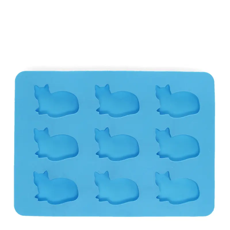 Bac à glaçons en silicone bleu avec des moules en forme de chats.