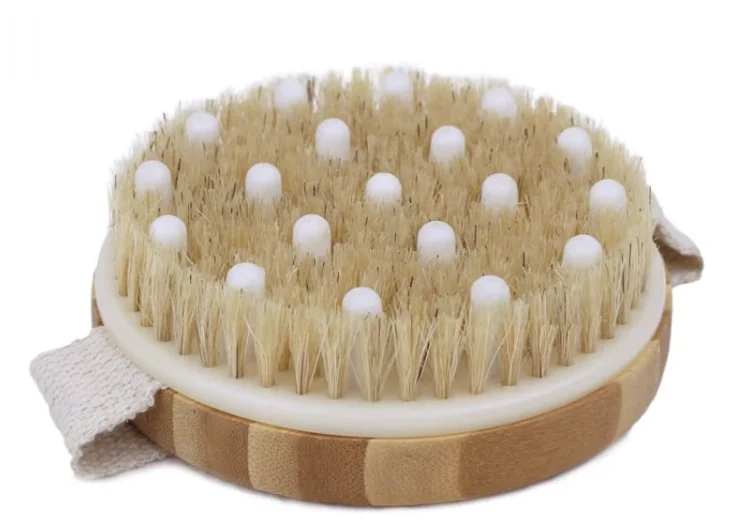 Brosse ronde en bois de bambou et poils naturels pour le rituel du brossage à sec du corps.