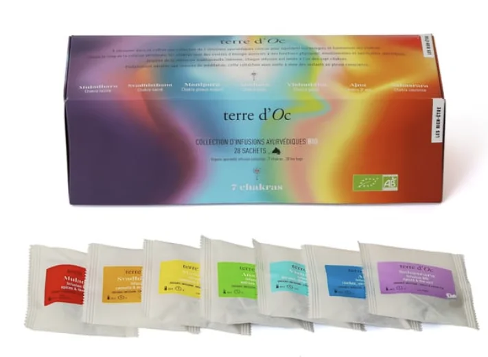 Coffret d'infusions ayurvédiques bio Terre d'Oc pour l'équilibre des 7 chakras avec sachets individuels colorés.